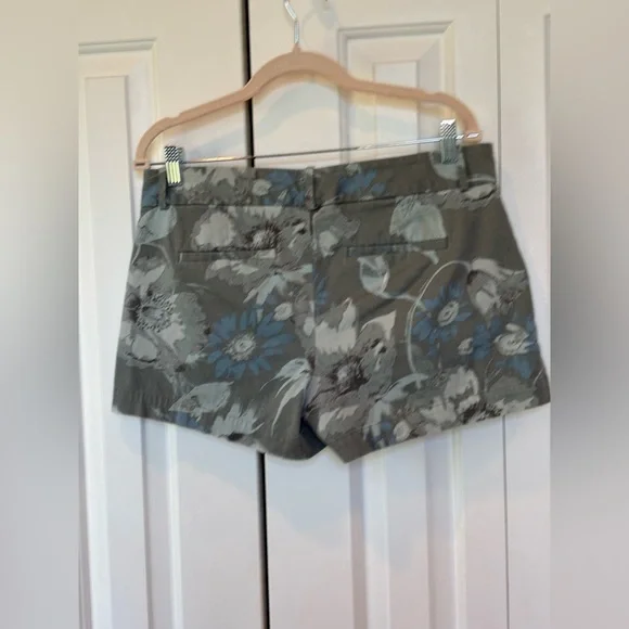 Vintage Calvin Klein Tropical Print Shorts - Size 8. - Picture 2 of 13